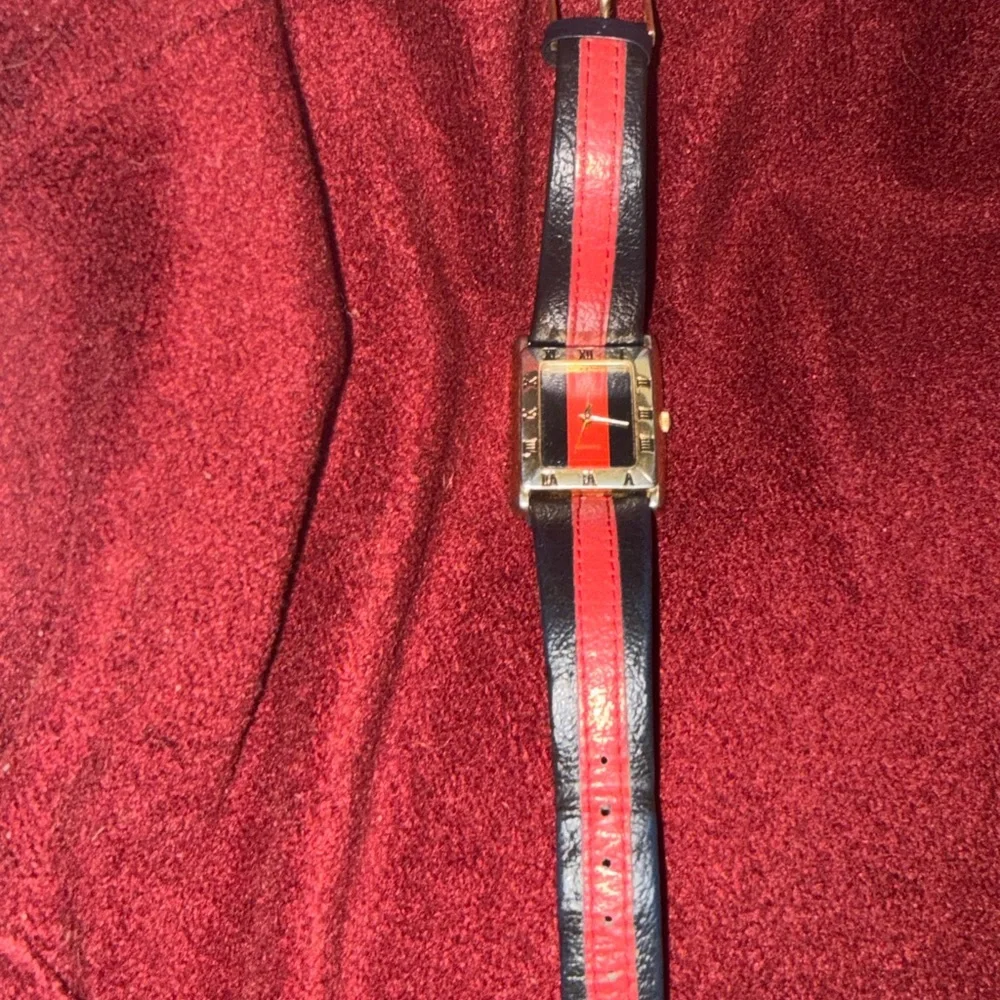 Gucci Blue and Red leather 9000L vintage Watch